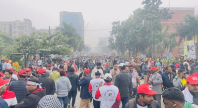 ছবিতে ৩০০ ফিটমুখী জনস্রোত