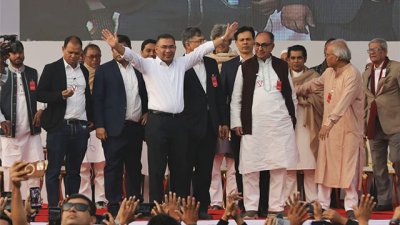 নেতাকর্মীদের সঙ্গে মঞ্চে তারেক রহমান (ছবি: মেহেদি হাসান)