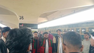 প্ল্যাটফর্মে বিএনপির নেতাকর্মীরা 