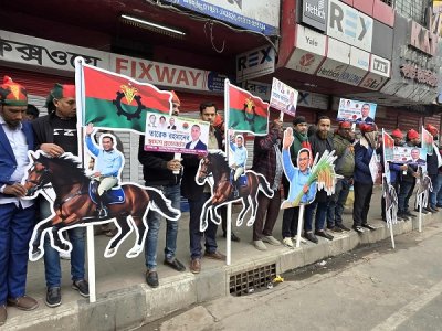 ছবিতে ৩০০ ফিটমুখী জনস্রোত