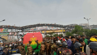 তারেক রহমানকে একনজর দেখার জন্য ওভারব্রিজের ওপরে উঠেছে শত শত নেতাকর্মী