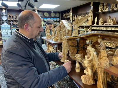 ব্যবসায়ীরা এখনও পুরোপুরি আশ্বস্ত হতে পারছেন না। ছবি: আল-জাজিরা