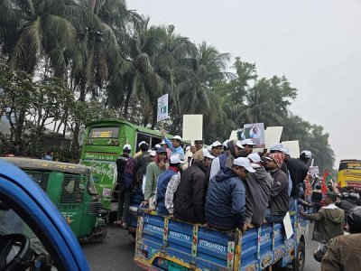 ছবিতে ৩০০ ফিটমুখী জনস্রোত