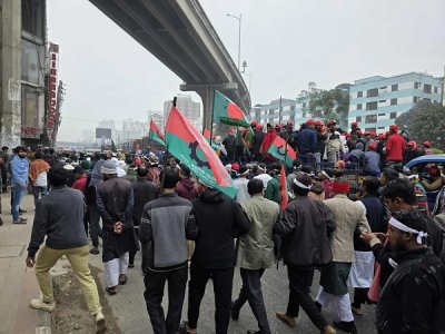 ছবিতে ৩০০ ফিটমুখী জনস্রোত