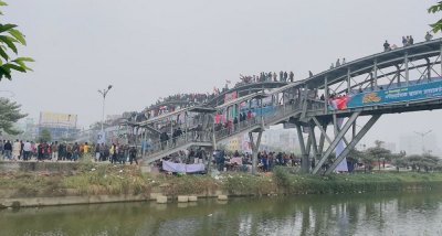 ছবিতে ৩০০ ফিটমুখী জনস্রোত