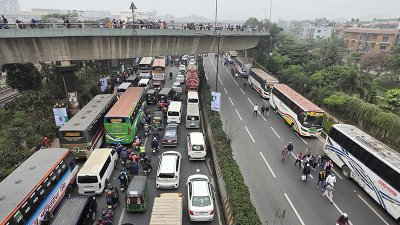 বাস-ট্রাক-মোটরসাইকেলে আসছেন অনেকে (ছবি: নাসরিুল ইসলাম)
