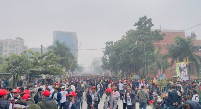 ছবিতে ৩০০ ফিটমুখী জনস্রোত