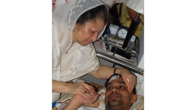 ওয়ান-ইলেভেনের সময় হাসপাতালে চিকিৎসাধীন অবস্থায় মায়ের সান্নিধ্যে তারেক রহমান 