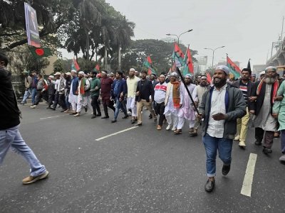 ছবিতে ৩০০ ফিটমুখী জনস্রোত