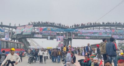 ছবিতে ৩০০ ফিটমুখী জনস্রোত