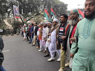 ছবিতে ৩০০ ফিটমুখী জনস্রোত