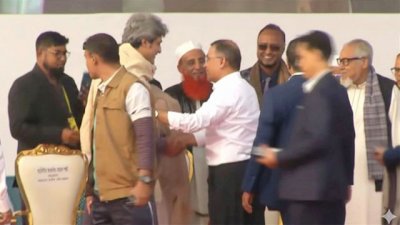জোটের নেতাদের সঙ্গে মঞ্চে তারেক রহমান (ছবি: সংগৃহীত)