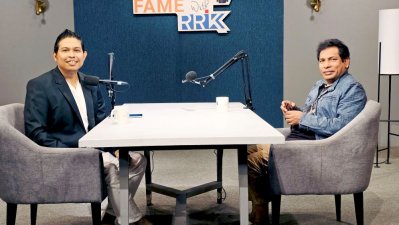 অনুষ্ঠান সেটে রুম্মান রশীদ খান ও মোশাররফ করিম