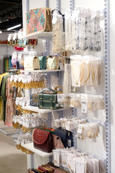 স্টোরের ভেতরের অংশ