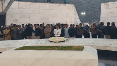 বাবার কবরের পাশে নীরবে দাঁড়িয়ে আছেন তারেক রহমান