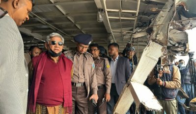 দুর্ঘটনাকবলিত লঞ্চ পরিদর্শনে উপদেষ্টা