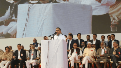 গণসংবর্ধনা অনুষ্ঠানে উপস্থিত নেতাকর্মী ও সমর্থকদের উদ্দেশে বক্তব্য রাখছেন তারেক রহমান
