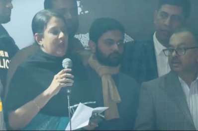 আন্দোলনকারীদের সঙ্গে ডিএমপি কমিশনার শেখ মো. সাজ্জাদ আলী এবং তথ্য ও সম্প্রচার উপদেষ্টা সৈয়দা রিজওয়ানা হাসান