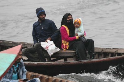 যাত্রাপথে নৌকায়