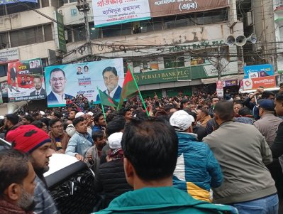 তারেক রহমানের আগমনে দলীয় কার্যালয়ের সামনে নেতাকর্মীদের ভিড়