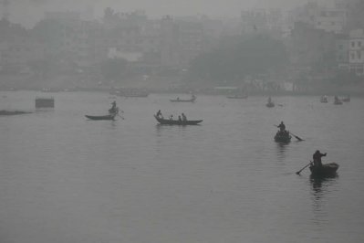 নদী পারাপারে ব্যস্ত মানুষ