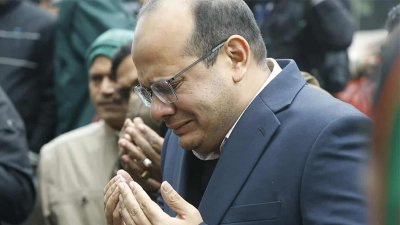 এভারকেয়ার হাসপাতালের সামনে কান্নায় ভেঙে পড়েন নেতাকর্মীরা (ছবি: নাসিরুল ইসলাম) 