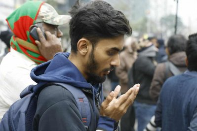 এভারকেয়ারের সামনে এসে সাবেক প্রধানমন্ত্রী খালেদা জিয়ার জন্য মোনাজাত করছেন একজন