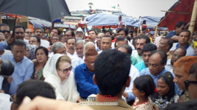 ২০১৭ সালের ৩০ অক্টোবর রোহিঙ্গা ক্যাম্পে খালেদা জিয়া: ছবি: সালমান তারেক শাকিল