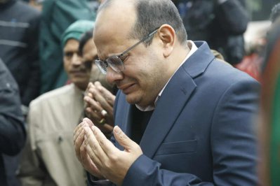 খালেদা জিয়ার মৃত্যুর খবর শুনে এভারকেয়ারের সামনে উপস্থিত হয়ে মোনাজাত করছেন অনেকে