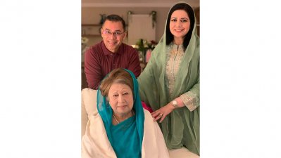 ছেলে ও ছেলের স্ত্রীর সঙ্গে খালেদা জিয়া