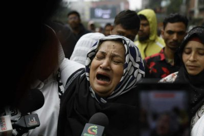 এভারকেয়ারের সামনে হাউমাউ করে কাঁদতে দেখা যায় বিএনপির এই নারী নেত্রীকে