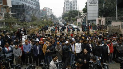 এভারকেয়ার হাসতাপালের সমানে নেতাকর্মী ও সাধারণ মানুষের ভিড় (ছবি: নাসিরুল ইসলাম)