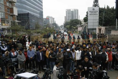 এভারকেয়ারের সামনে উপস্থিত বিএনপির নেতাকর্মীরা