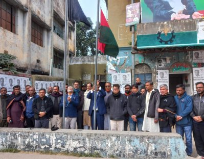 যশোর শহরের লালদিঘীর পাড় জেলা বিএনপির কার্যালয়ে কালো পতাকা উত্তোলন