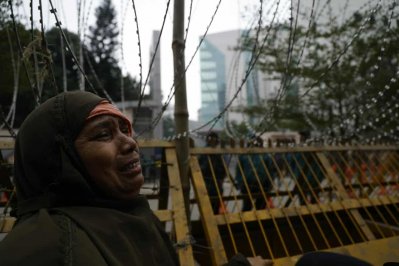 এভারকেয়ারের সামনে উপস্থিত হয়ে এভাবে কান্নায় ভেঙে পড়েন এই নারী