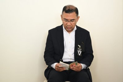 মানিক মিয়ার পথে জনস্রোত: প্রিয় নেত্রীকে শেষ বিদায়