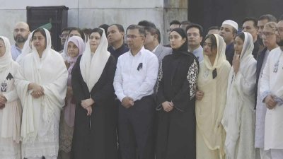 সমাধিস্থলে পরিবারের সদস্যরা