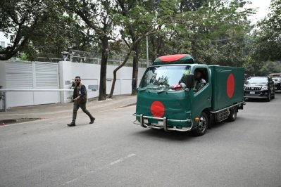 গুলশানের বাসভবন থেকে সংসদ ভবনের পথে কফিন বহনকারী গাড়ি