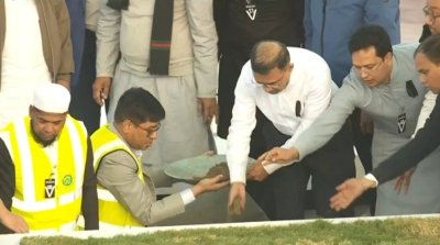 মায়ের কবরে মাটি ঢালছেন তারেক রহমান