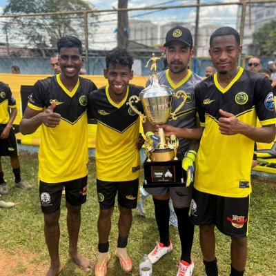 সাও পাওলোতে ট্রফির সঙ্গে নাজমুল।