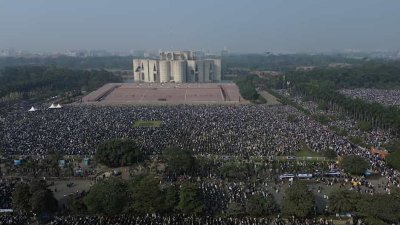 জানাজায় অংশ নেওয়া মানুষ (ছবি: নাসিরুল ইসলাম)
