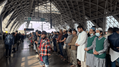 নিচে নামতে না পারায় বিজয় সরণি মেট্রোস্টেশনে জানাজার নামাজের জন্য দাড়িয়ে গেছেন অনেকে