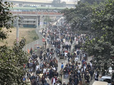মানিক মিয়ার পথে জনস্রোত: প্রিয় নেত্রীকে শেষ বিদায়