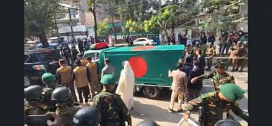 ফিরোজা থেকে বের হচ্ছে খালেদা জিয়ার মরদেহবাহী গাড়ি