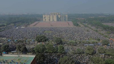 খালেদা জিয়ার জানাজায় স্মরণকালের রেকর্ড মানুষের অংশগ্রহণ (ছবি: নাসিরুল ইসলাম)