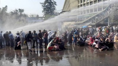 আন্দোলনকারী শিক্ষকদের ছত্রভঙ্গ করতে পুলিশের জলকামান নিক্ষেপ (ফাইল ছবি: নাসিরুল ইসলাম)