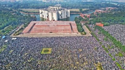 পোস্টের সঙ্গে খালেদা জিয়ার জানাজাস্থলের এই ছবি দেন তারেক রহমান