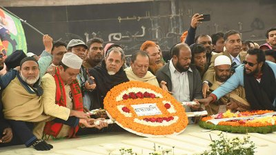 খালেদা জিয়ার কবরে ফুল দিয়ে শ্রদ্ধা জানান নেতাকর্মীরা (ছবি: নাসিরুল ইসলাম)