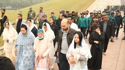 কবর জিয়ারত করতে আসা নেতাকর্মীদের ভিড় সামাল দিতে আইনশৃঙ্খলা বাহিনীর সদস্যদের হিমশিম খেতে হয় (ছবি: নাসিরুল ইসলাম)