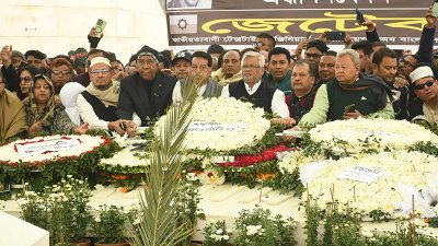 কবর জিয়ারত করেন ৯০ এর সর্বদলীয় ছাত্র ঐক্যের নেতারা (ছবি: নাসিরুল ইসলাম)